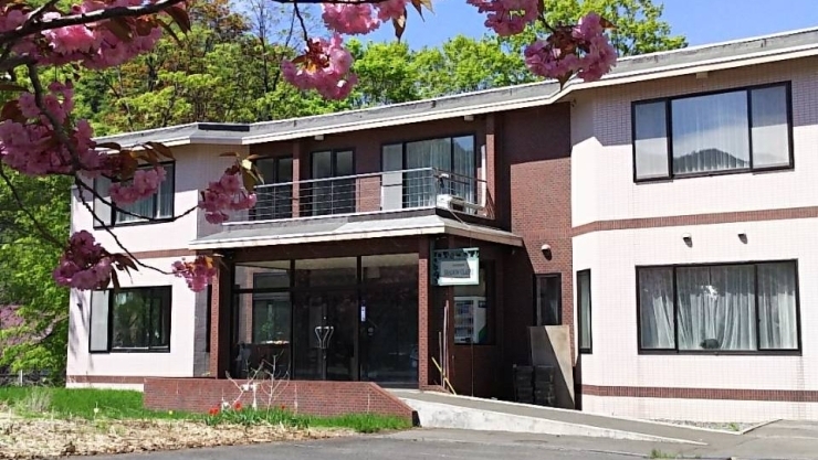 「ペンション シャドウクラッセ」小樽の奥座敷で北海道の季節と食事を満喫できる隠れ家的宿
