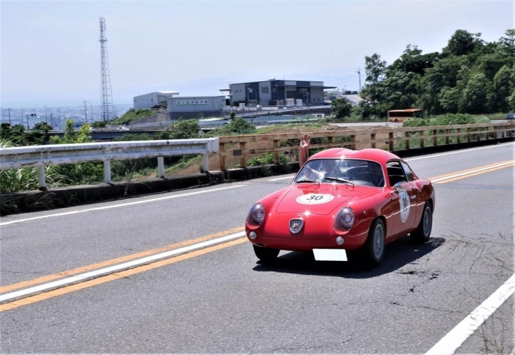 クラシックジャパンラリーin箱根が６月２～３日に開催され、３日は函南町・三島市も通過しました。<br>写真は、主催者発表のサイトで確認するとフェラーリのデザイン等を手掛けたケン・オクヤマさんがドライブしている車でした。<br>1920年代～1970年の車が元気に箱根～下田を往復する姿は逆に元気をもらえます。<br>また、次回も開催されると良いと思います。