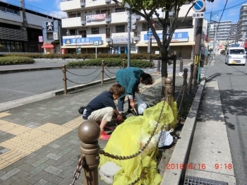 駅前バスロータリーの清掃活動