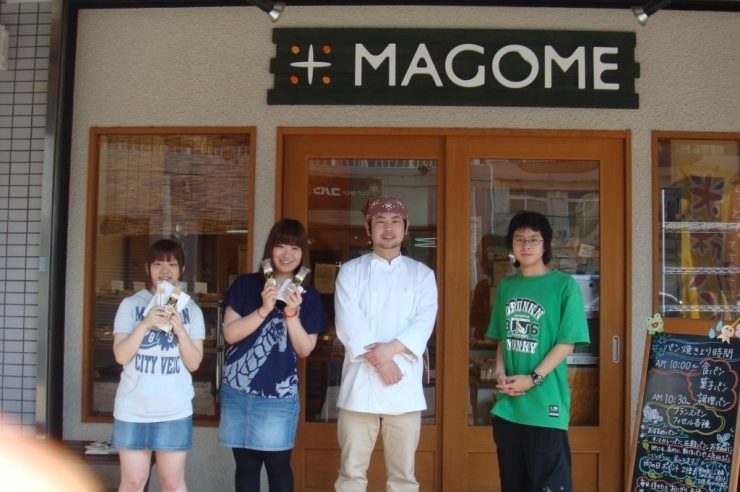 右から２番目が、店長の中村さんです。