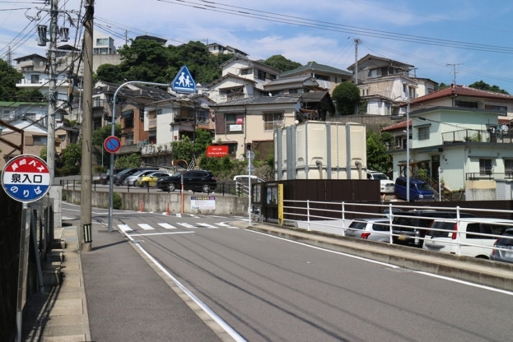 画像には映っていませんが、左にお墓・右に大きなマンションがあります