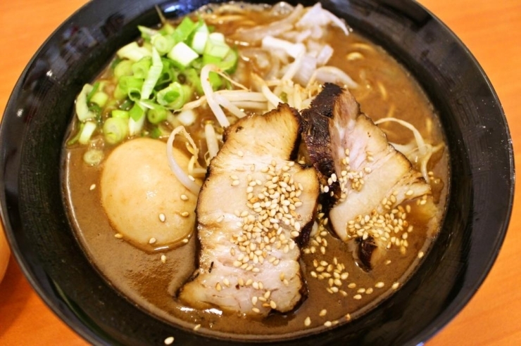 とりとんこつラーメン　煮たまごトッピング　800円（税込）