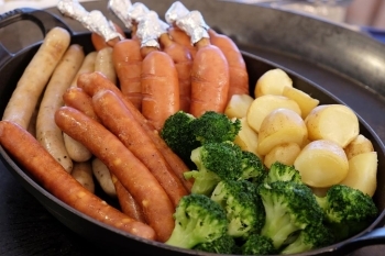 ソーセージ盛り合わせ 焼き野菜とバターポテト添え