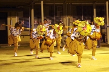 軽快で、どこかユーモラスな踊り