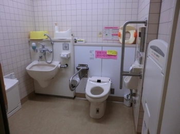 多目的トイレ「信濃町子ども家庭支援センター」