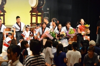 花束を渡すお客さんがたくさん