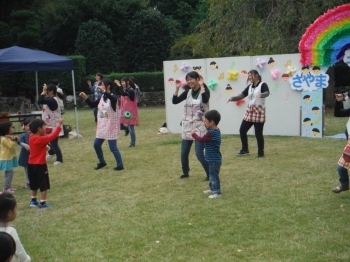 オープニングはようかい体操。<br>子どもたちも思わず前に出てきて踊りました。