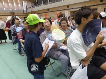 団扇を配布しながら普及啓発