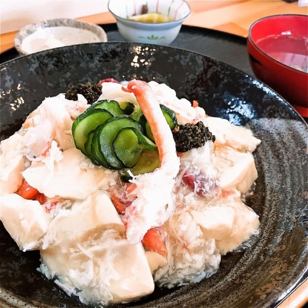 蟹餡かけくずし豆腐の下に、ごはんと梅干、鮭となめたけが絶妙にマッチしてます。