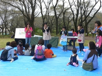 お客さんが絶えることのないひろばでした。お話って、楽しいね。