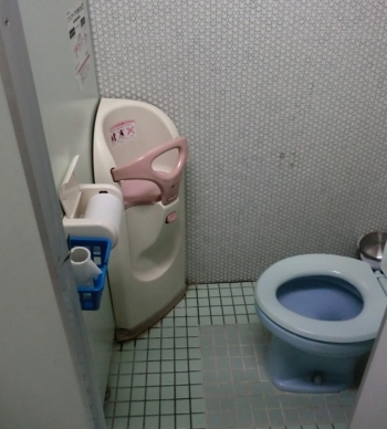 女子トイレ個室内「本塩町児童館」