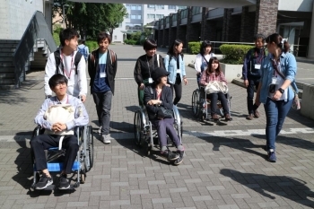 初めての車イス体験。天気も良かったのでみんな気持ちよさそうです♪