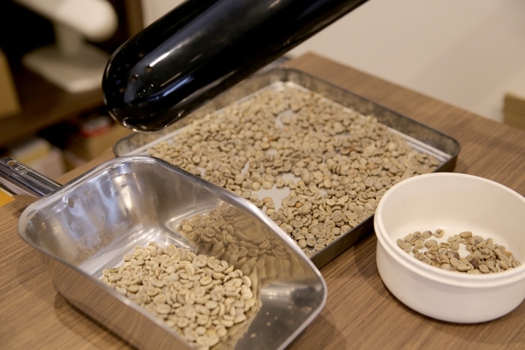 焙煎前のコーヒー豆<br>手作業で悪い豆をひとつずつ取り除いています<br>美味しいコーヒーになるためには欠かせない作業です