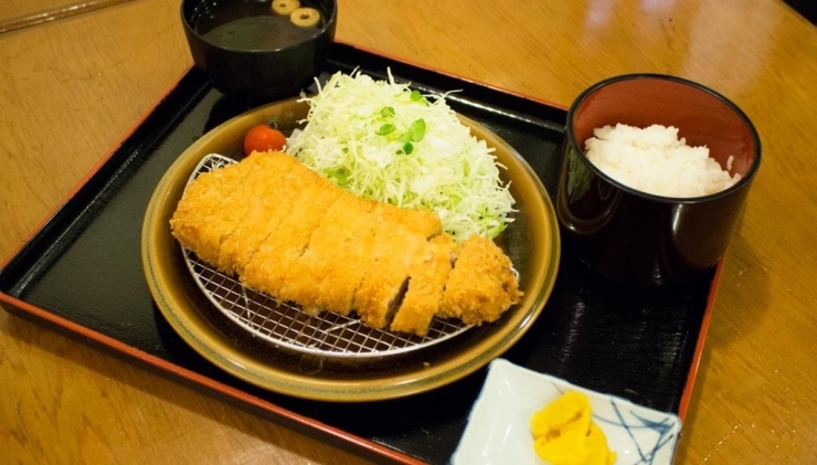 四元豚ロースかつ定食　1000円(税込み)