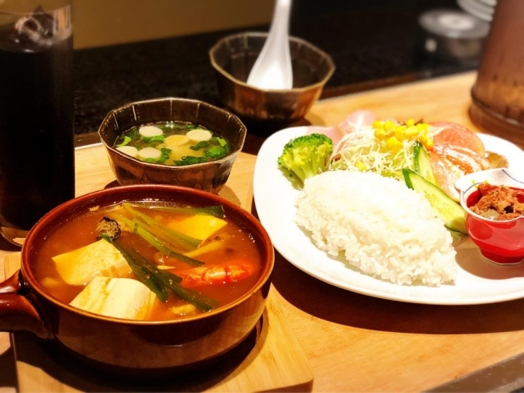 鉄板　飛龍's メインが選べるランチ　850円<br>※写真はメイン料理の海鮮チゲ