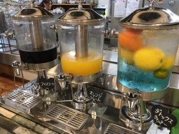 左からアイスコーヒー、オレンジジュース、デトックスウォーター（柑橘系のスッキリ味）。