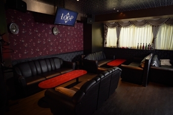 ゆったりとくつろげるソファー席（28名）。
「Music Bar Loop」