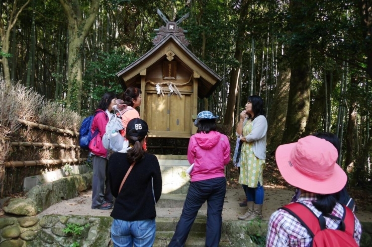 境内社、韓国伊太氏神社の前で