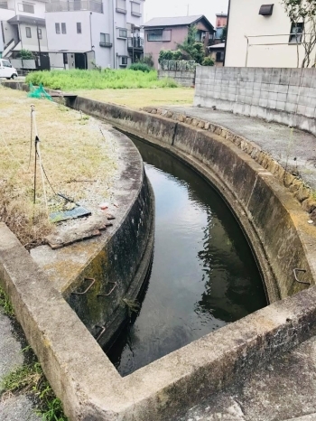 水路住宅街カーブ