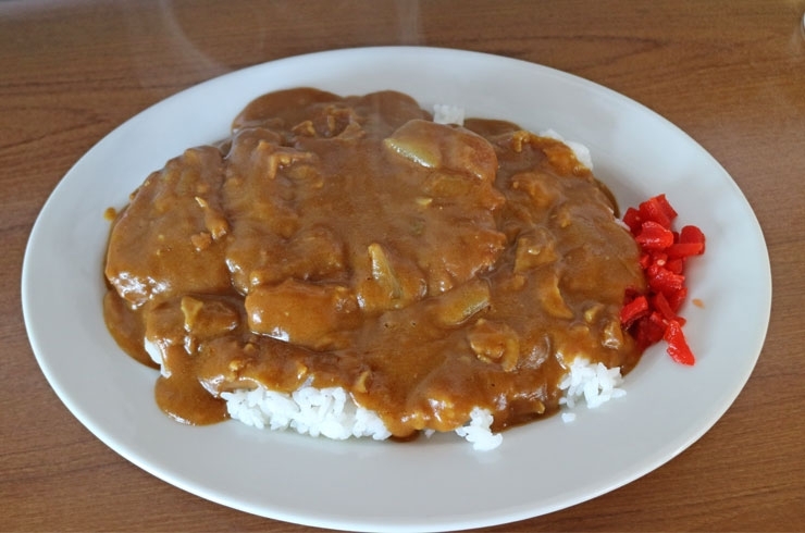 見た目はシンプルなカツカレー。これが美味い…。