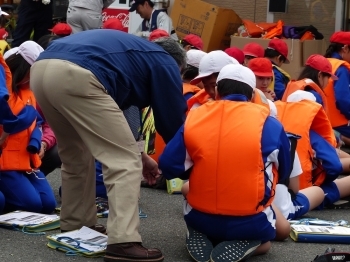 ライフジャケットが、きちんと着れているか、ブカブカで脱げてしまわないか、笛がポケットに入っているかを確認してもらいます。