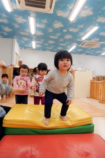 天気の良い外にいるような園内で、楽しい時間を過ごしましょう。「つぼみ保育園」