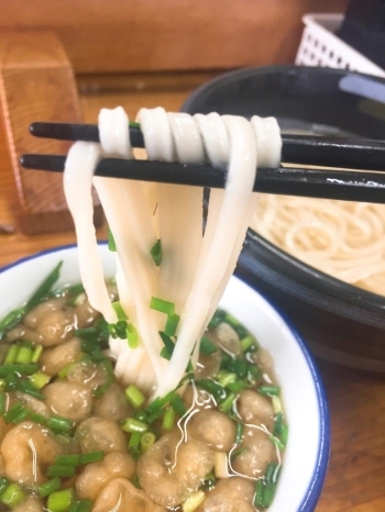 モチモチ麺に薄口のスープが絡みます