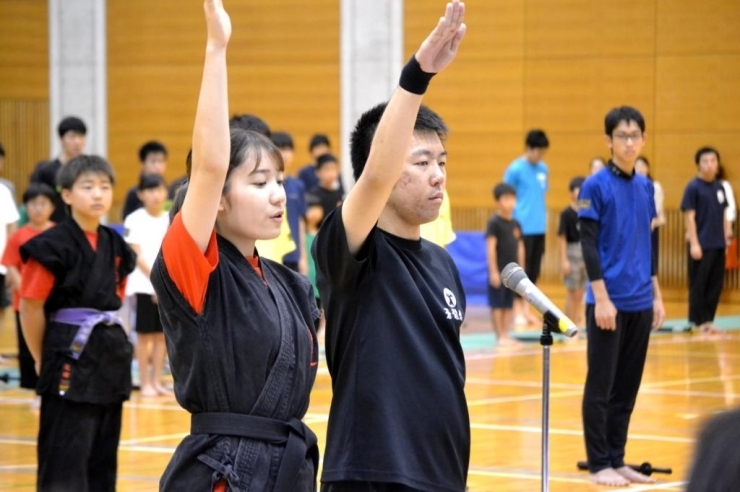 選手宣誓を行う藤岡選手（右）と竹中選手（左）