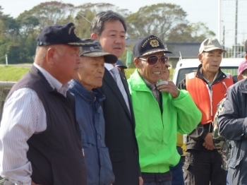 体験教室に乗船させてくれるベテラン漁師さんたちと鈴木市長。