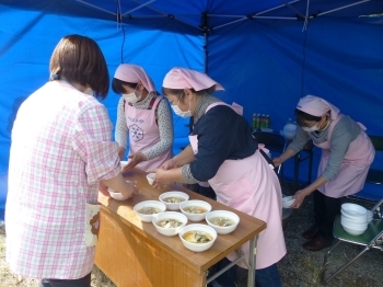 行方市食生活改善推進員協議会の皆さんたちからは、行方市産の新鮮野菜たっぷりの豚汁！