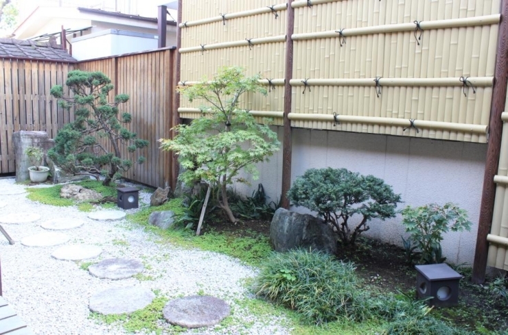 そして店内から見える庭園。風情があります。