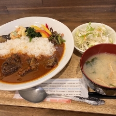 【盛岡市】食べ飲み処 すみっこ／和牛すじカレーセット（税込1,200円）