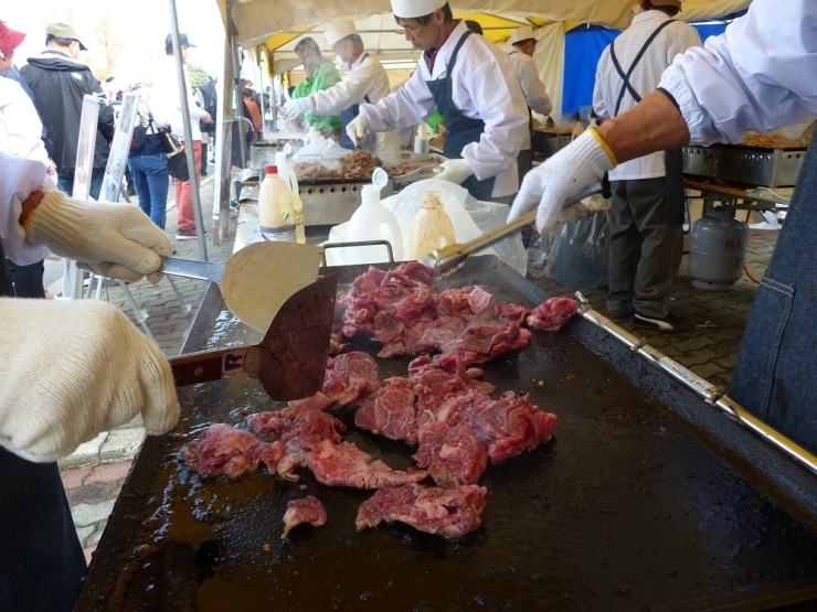 茨城県を代表する牛肉【常陸牛】の焼肉も畜産まつりで出される超目玉の一つです。