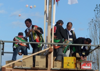 鈴木市長もこの模擬上棟式には必ず参加して、餅をまきます！
