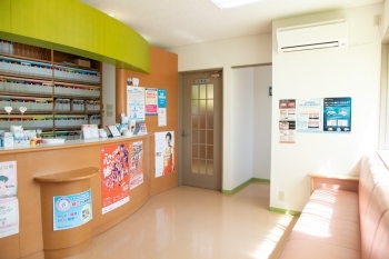 コンパクトで明るく清潔な待合スペース。「木戸歯科医院」