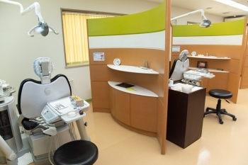 診察台は3台。個別のスペースが確保されています。「木戸歯科医院」