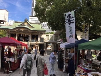心斎橋にある難波神社さんの境内で開催。