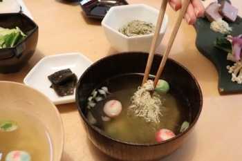 味噌汁にとろろ昆布を入れるのがおすすめ