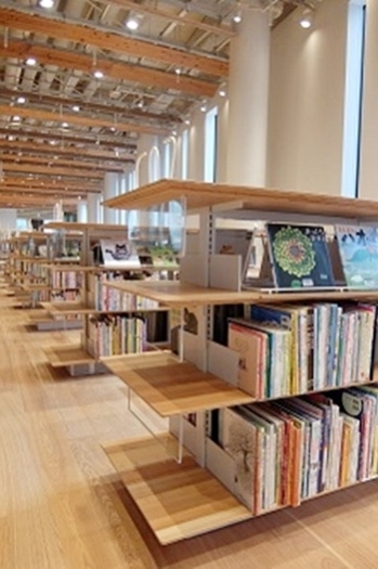 3階には、絵本や紙しばいがたくさん並んでいます。「富山市立図書館 本館」