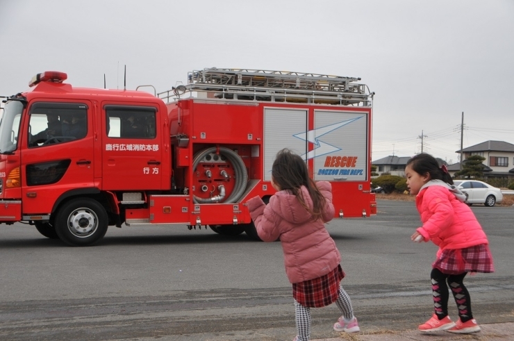 全部の消防車が公園から帰るまで手を振ってくれた応援団！　車の中からみんな笑顔で手を振ってくれたね（^_-）-☆