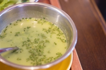 こちらは、ほうれん草とおからのスープ。日によって異なりますが、ブイヨンや骨からダシを取っていて、味わい深く仕上げられています。