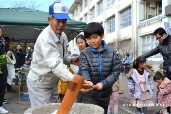 餅つきのお手伝いもお任せ下さい。<br>【会場設営班】