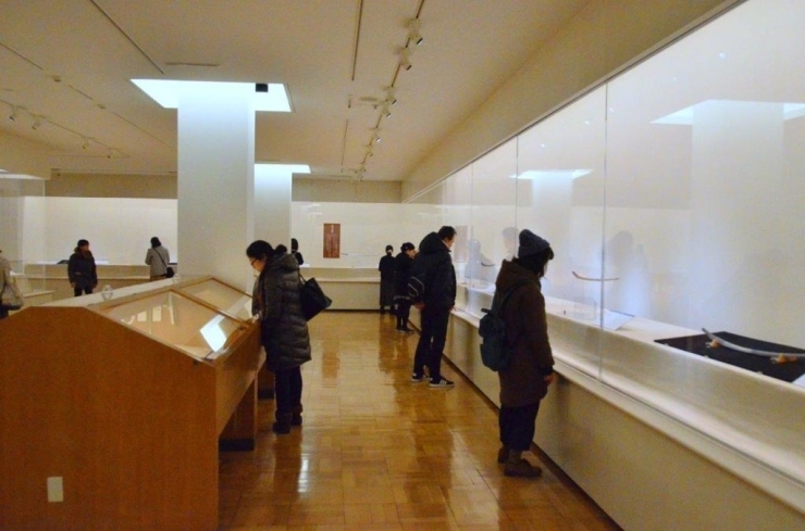 佐野美術館展示室　若い女性、年配のご夫婦、他県から来られる方も多いそうです