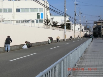 排水溝も気をつけながら清掃します。