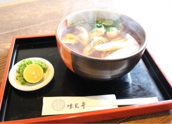 湯気がもうもうで、レンズが曇って曇って・・・撮影に大苦労するほどのアツアツの牡蠣うどんでした！