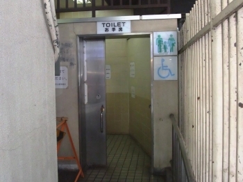 正面右側にあるだれでもトイレ「西武新宿駅前公衆便所」