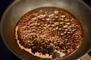 【4】フライパンをペーパータオルで拭き、バルサミコ酢、<br>赤ワイン、醤油、塩ひとつまみを入れて煮立てる。