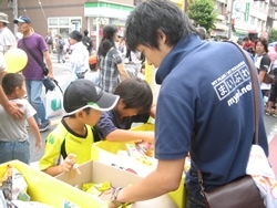 お祭り開始のアナウンスと共に、すぐに子どもたちが並び始めました。今年も凄い人気の予感。