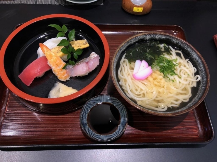 梅寿司うどんセット　780円（税別）