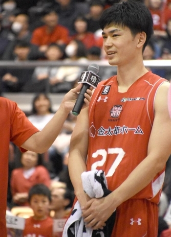 福岡戦でMVPに輝き、ヒーローインタビューに応じる石井選手